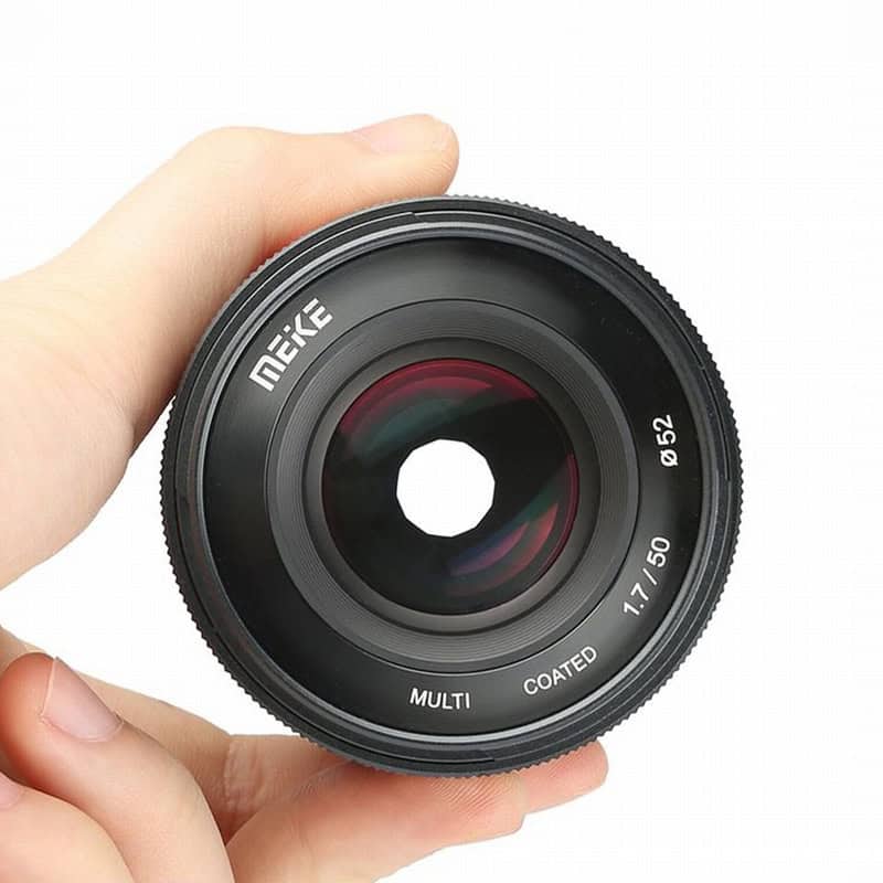 Neewer Kameraobjektiv mit 50mm Brennweite und Multi-Coated Technologie.