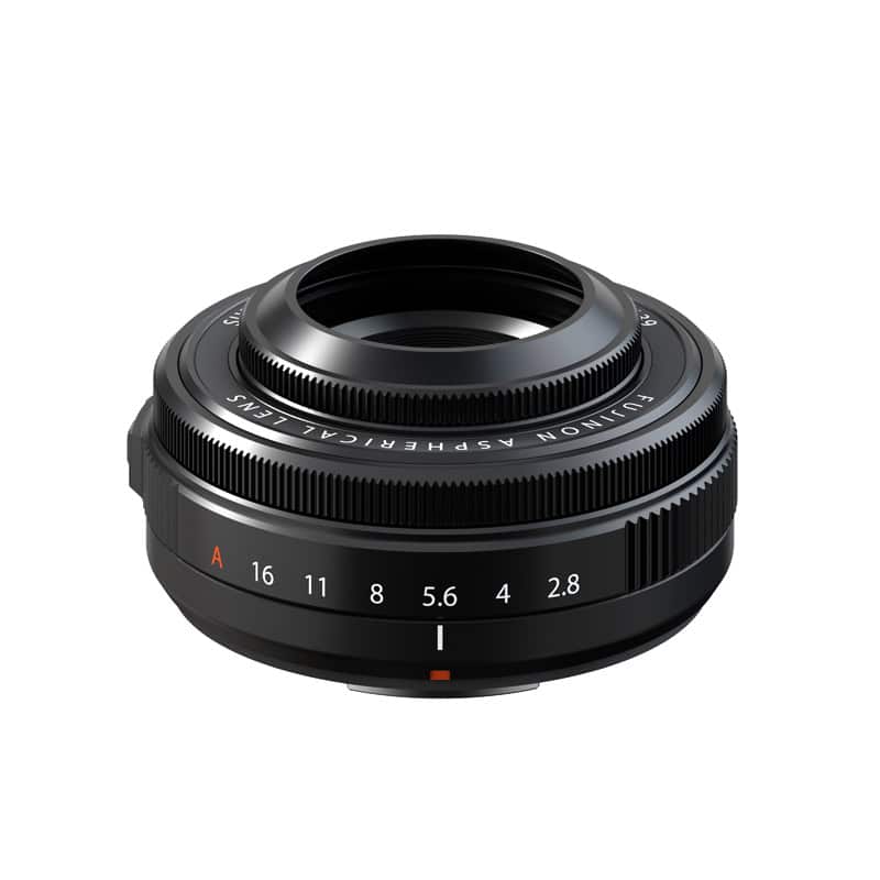 Fujinon XF27mm F2.8 R WR Objektiv auf weißem Hintergrund.
