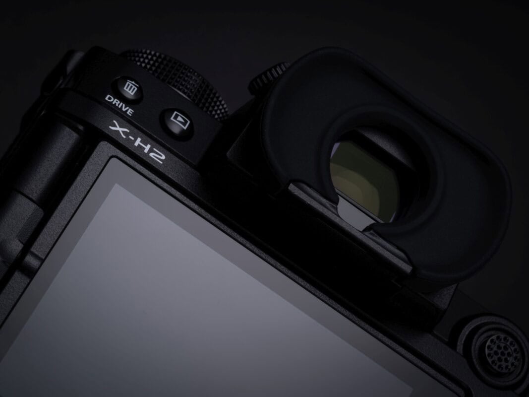 Digitale Spiegelreflexkamera X-H2 mit Objektiv und Display.