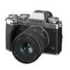Fujifilm X-T5 Kamera mit XF16-50mm Objektiv in Silber.