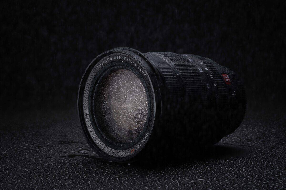 Makrofotografie eines wasserdichten Kameraobjektivs mit Wassertröpfchen.