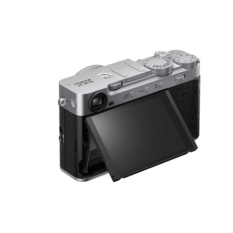 Fujifilm X-E5 Kamera mit aufklappbarem Display in Silber.