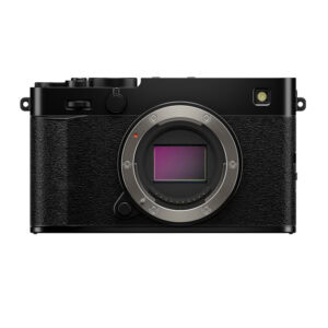 Schwarzes Fujifilm X-E5 Gehäuse ohne Objektiv, Nahaufnahme.