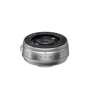 Fujinon XF23mm F2.8 R WR silber Objektiv auf weißem Hintergrund.